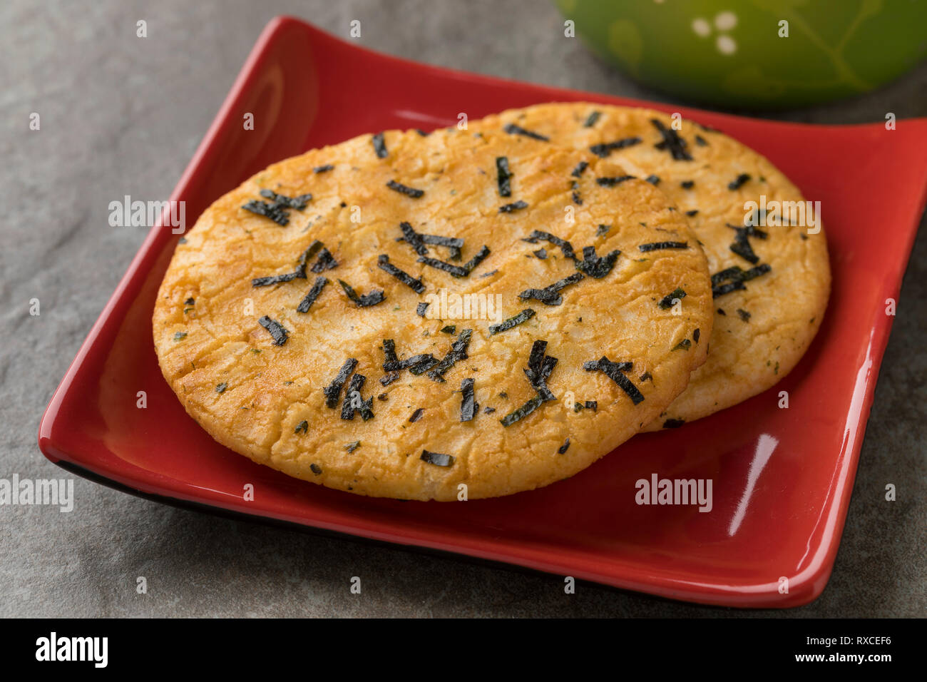 Il piatto con il tradizionale giapponese del cracker di riso e nori alghe marine Foto Stock