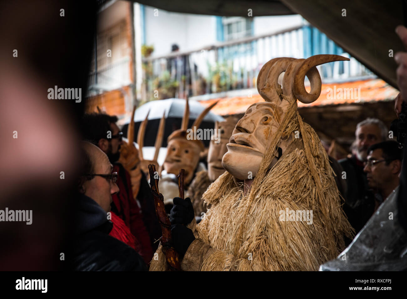 Caretos visto sfilare attraverso le strade durante il carnevale. Considerato uno dei più tipici festeggiamenti carnevaleschi del paese, nel villaggio di Lazarim, nel comune di Lamego, il caretos (mascherata partecipanti) sfilano per le strade in una manifestazione ancestrale di scene di cultura portoghese. Foto Stock