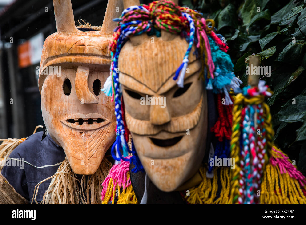 Caretos visto sfilare attraverso le strade durante il carnevale. Considerato uno dei più tipici festeggiamenti carnevaleschi del paese, nel villaggio di Lazarim, nel comune di Lamego, il caretos (mascherata partecipanti) sfilano per le strade in una manifestazione ancestrale di scene di cultura portoghese. Foto Stock