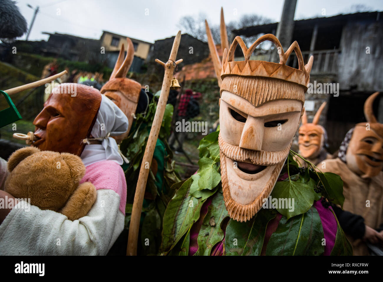 Un attenzione visto sfilare attraverso le strade durante il carnevale. Considerato uno dei più tipici festeggiamenti carnevaleschi del paese, nel villaggio di Lazarim, nel comune di Lamego, il caretos (mascherata partecipanti) sfilano per le strade in una manifestazione ancestrale di scene di cultura portoghese. Foto Stock