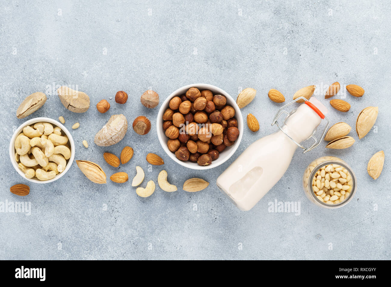 Dairy libero sostituto di latte e gli ingredienti. Varie materie i dadi. Vista dall'alto. Spazio per il testo. Foto Stock