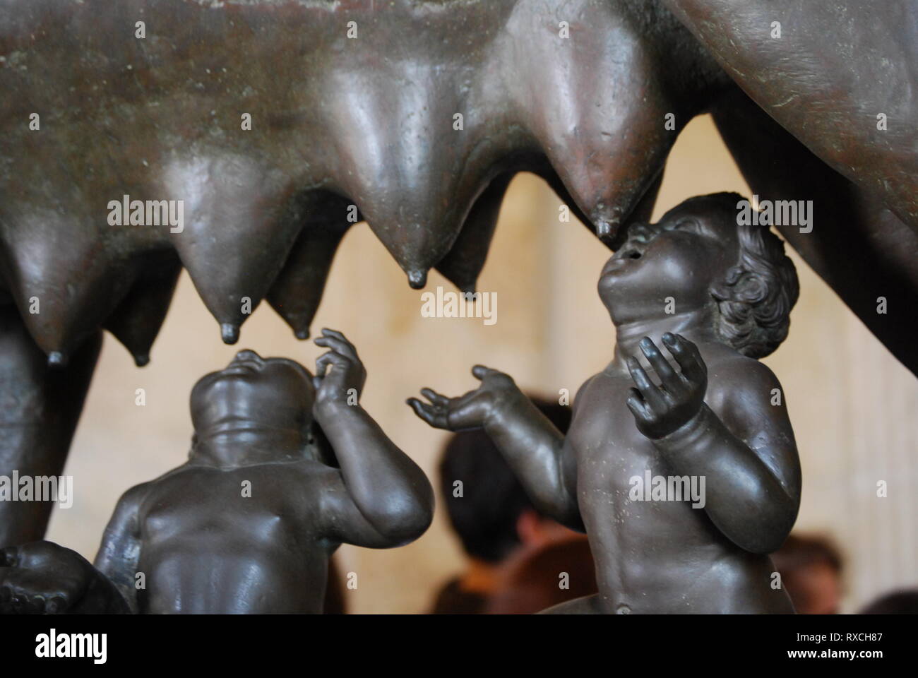 Il lupo capitolino, scultura in bronzo raffigurante una scena della leggenda della fondazione di Roma nel museo Capitolino, Roma. Foto Stock