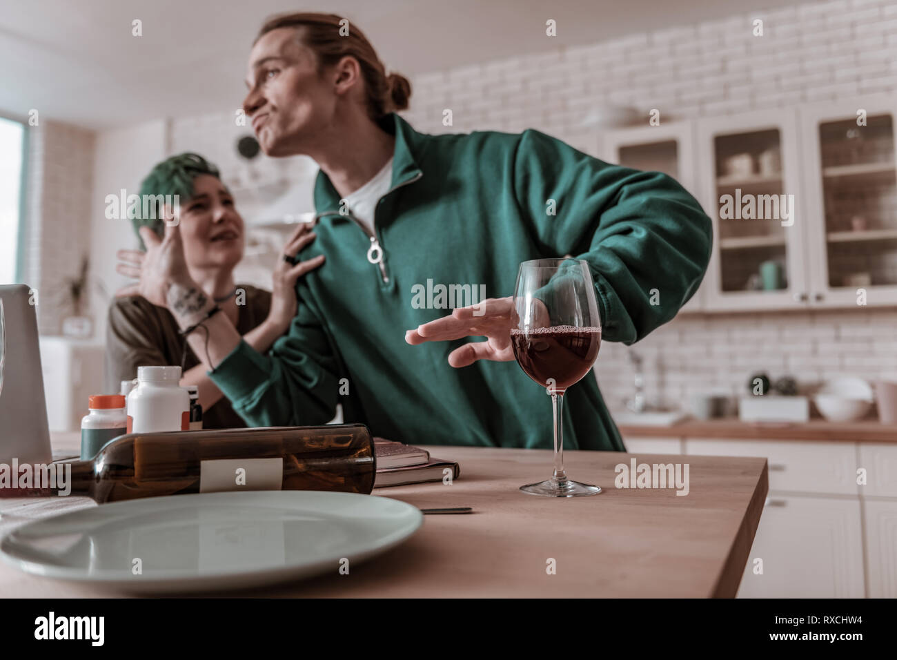 Il marito sensazione emotiva moglie avente addicted ad alcool Foto Stock