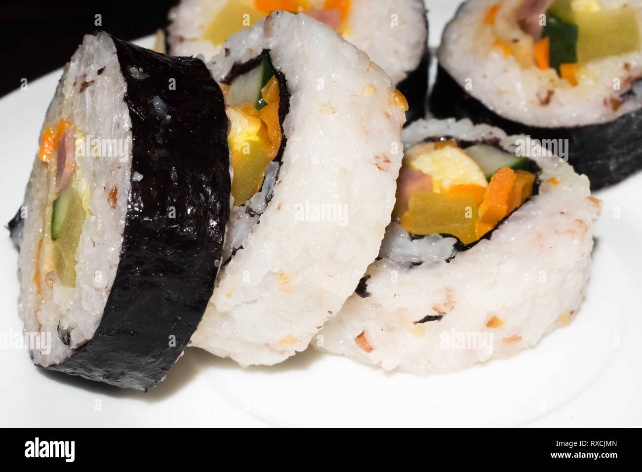 Il coreano Roll sushi vicino up shot su una piastra bianca Foto Stock