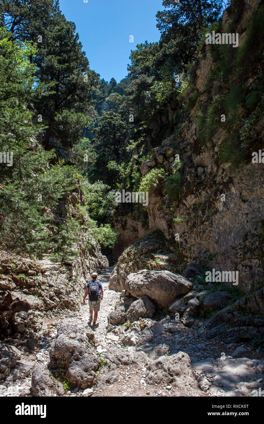 Un escursionista in Imbros Gorge vicino alla città di Hora Sfakion sulla costa meridionale dell'isola greca di Creta. Foto Stock