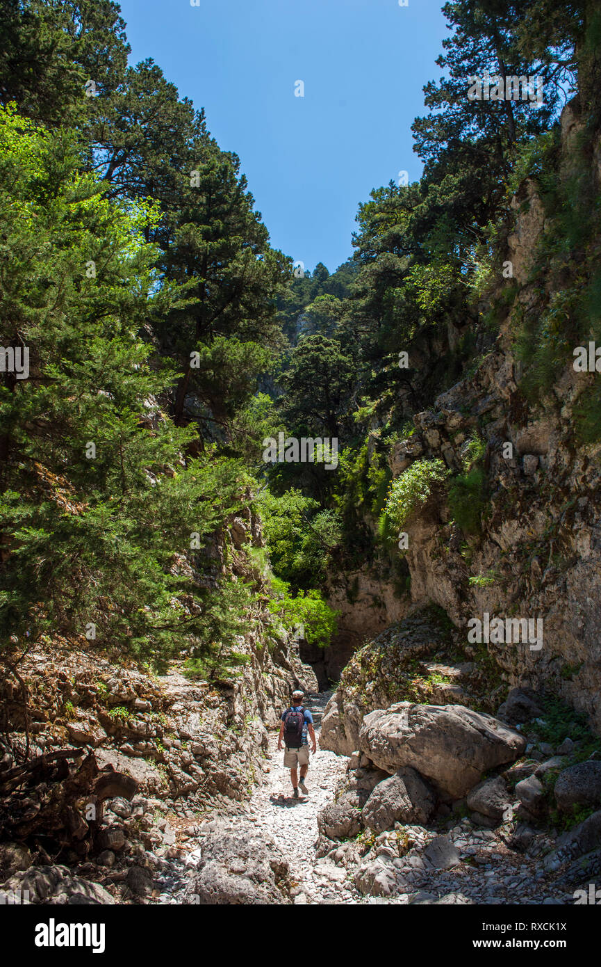 Un escursionista in Imbros Gorge vicino alla città di Hora Sfakion sulla costa meridionale dell'isola greca di Creta. Foto Stock