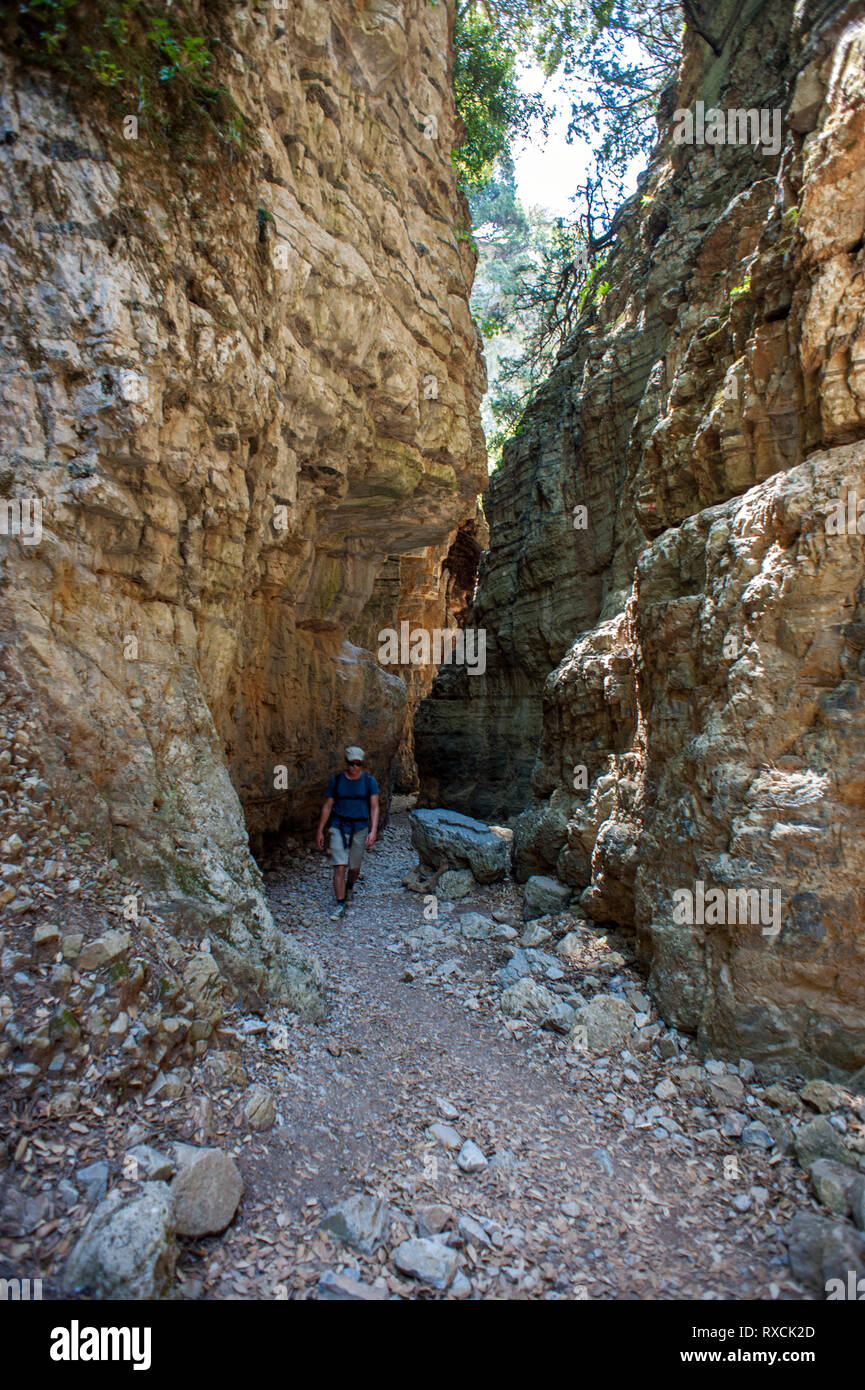 Un escursionista in Imbros Gorge vicino alla città di Hora Sfakion sulla costa meridionale dell'isola greca di Creta. Foto Stock