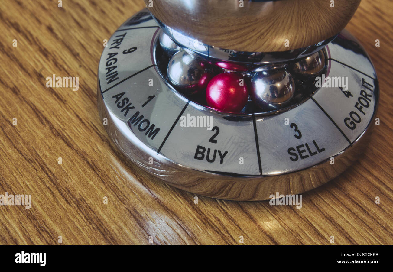 Metallo decision maker con 'Acquista' scelto dalla ruota di opzioni Foto Stock