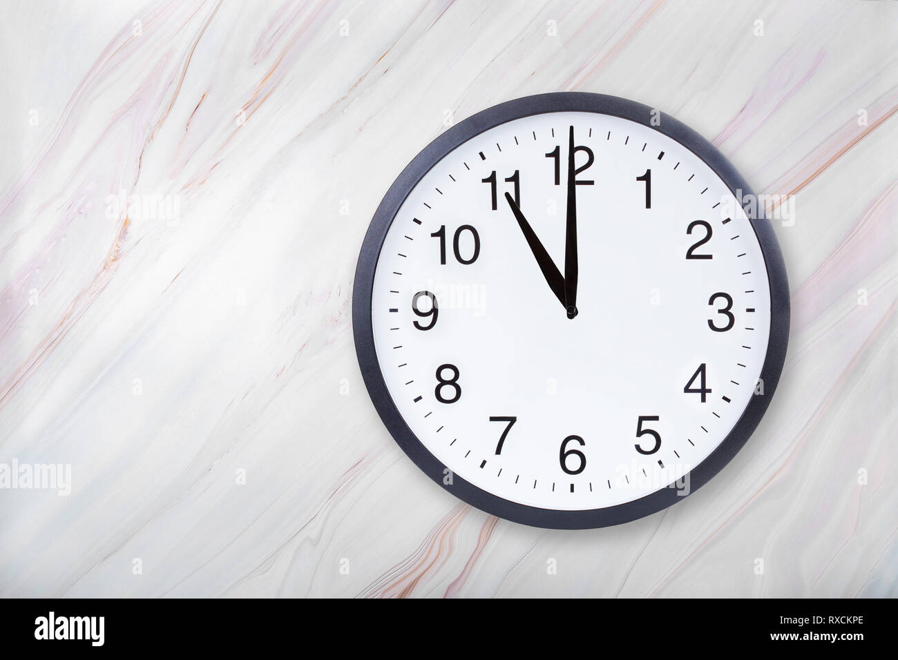 Orologio da parete mostra undici ore in marmo texture. Ufficio Mostra orologio 23.00 o 11.00 Foto Stock