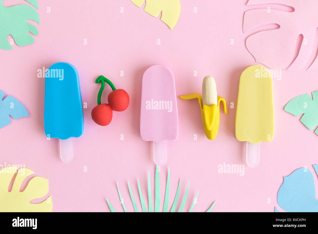 Gelati preparati con frutta tropicale, lascia astratta pastello su sfondo rosa. Foto Stock