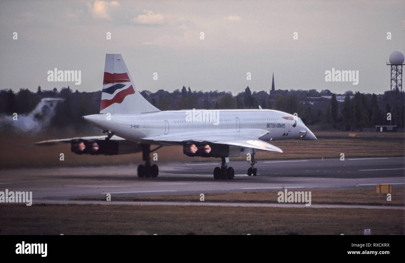 British Airways Concorde aereo supersonico, n. di serie G-BOAC, postcombustione accesa, il decollo dall'aeroporto internazionale di Birmingham nel mese di ottobre, 2003. Foto Stock