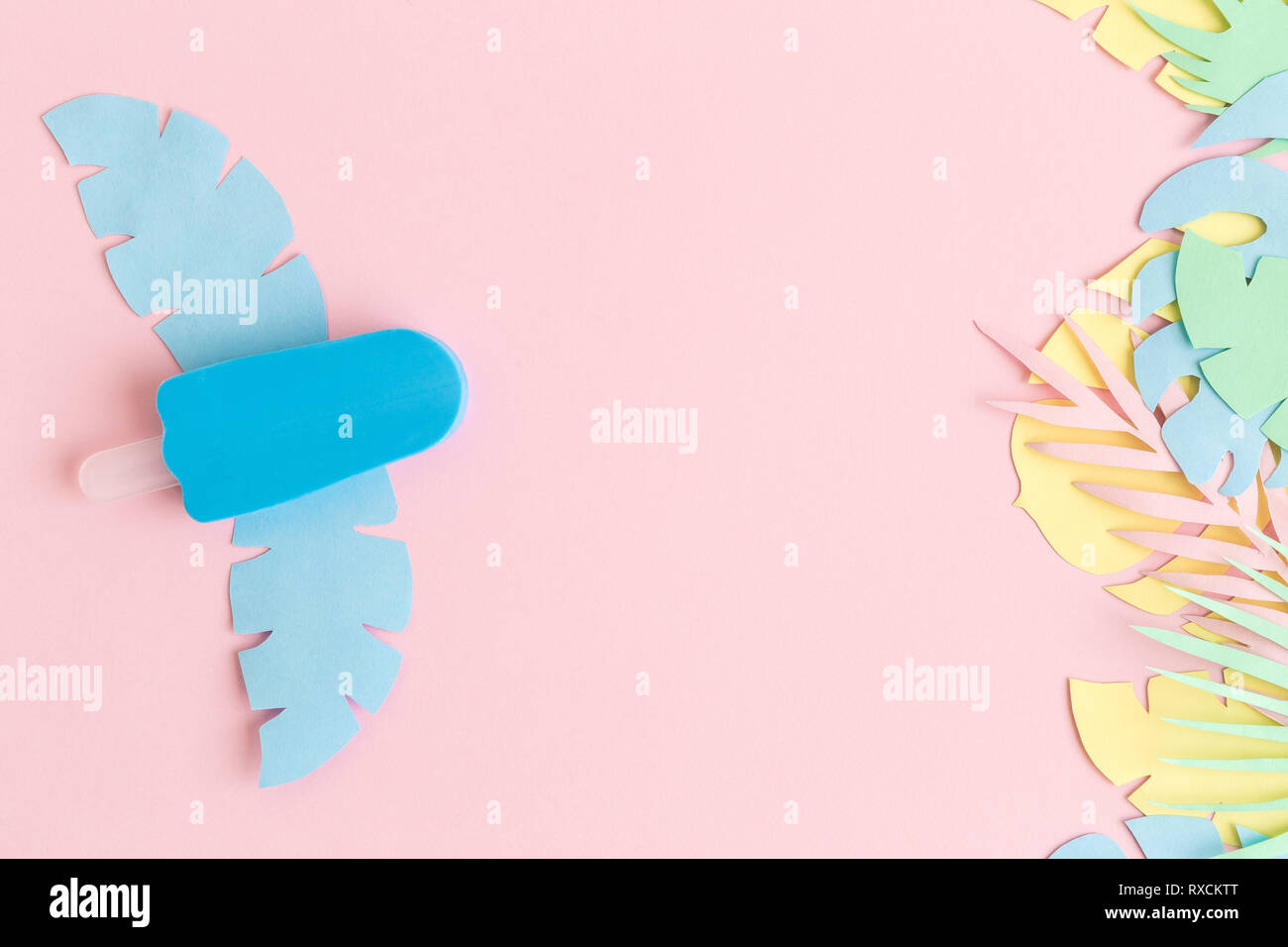 Coloratissimo gelato e foglie tropicali isolato sul rosa pastello astratto dello sfondo. Foto Stock