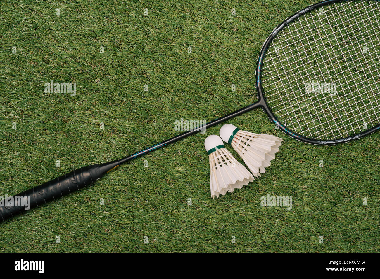 Badminton racchetta sul verde , vista superiore Foto Stock