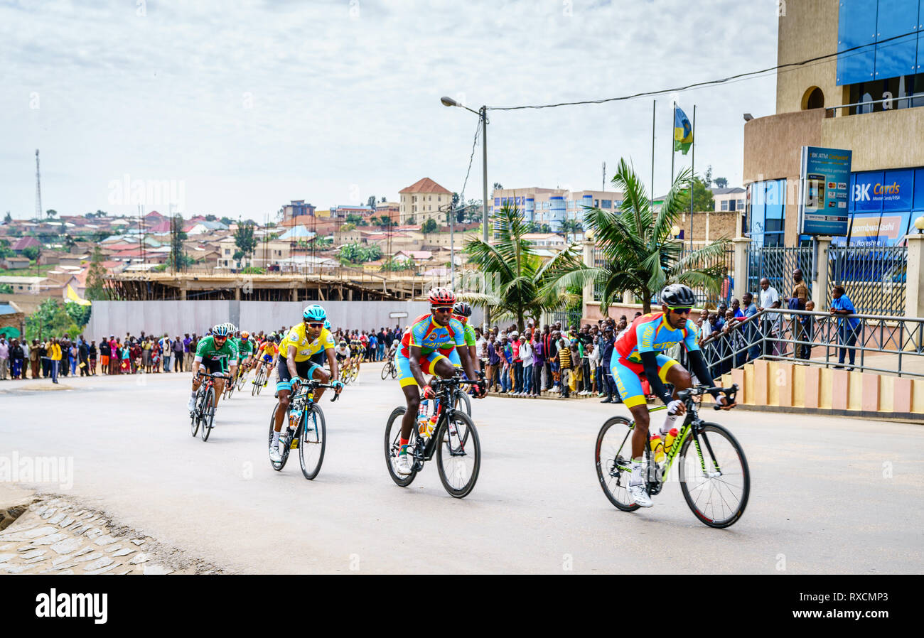 Muhanga, Ruanda, febbraio 26, 2019: Stadio 3 del Tour Du Ruanda corsa in bicicletta nella città di Muhanga, Ruanda Foto Stock