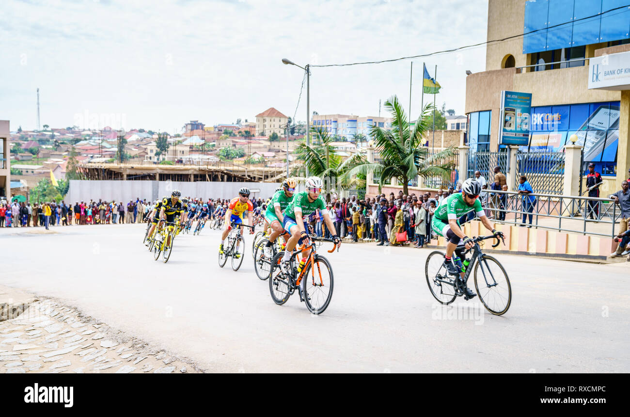 Muhanga, Ruanda, febbraio 26, 2019: Stadio 3 del Tour Du Ruanda corsa in bicicletta nella città di Muhanga, Ruanda Foto Stock