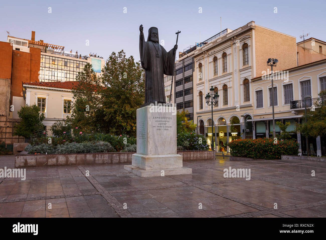 Athens, Grecia - 6 Novembre 2018: Statua di arcivescovo Damaskinos Papandreou in metropoli Square nella città vecchia di Atene. Foto Stock