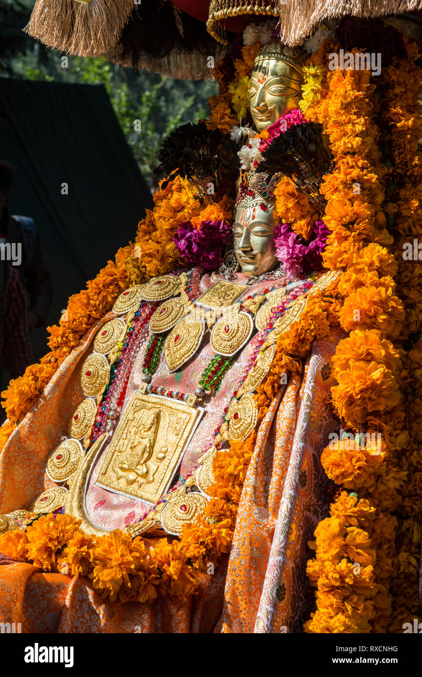 KULLU, INDIA, preparazione di un santuario dedicato al dio locale Ragunath annuale di Kullu-festival Foto Stock