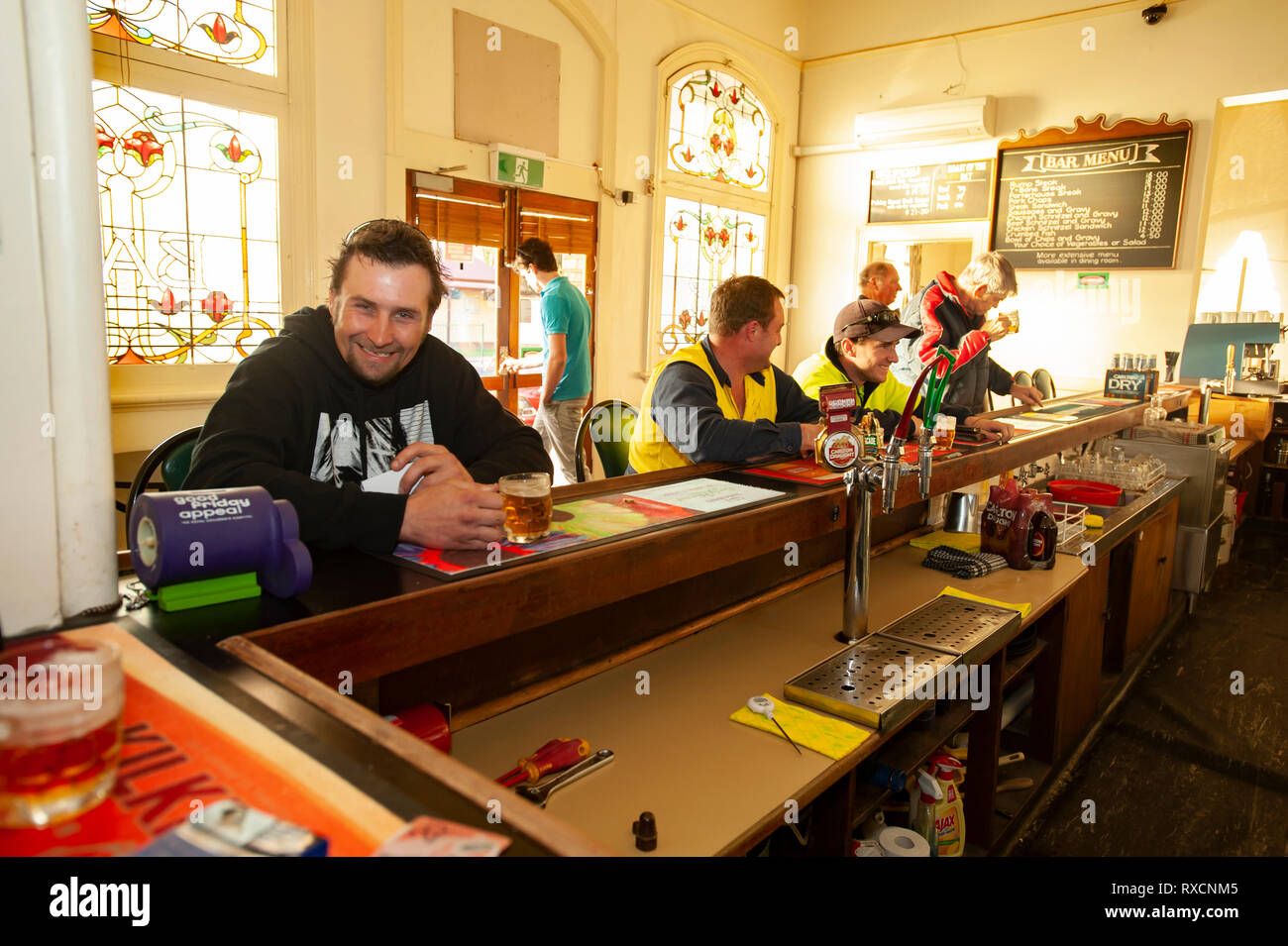 I lavoratori con un drink in un pub dopo il lavoro. Foto Stock