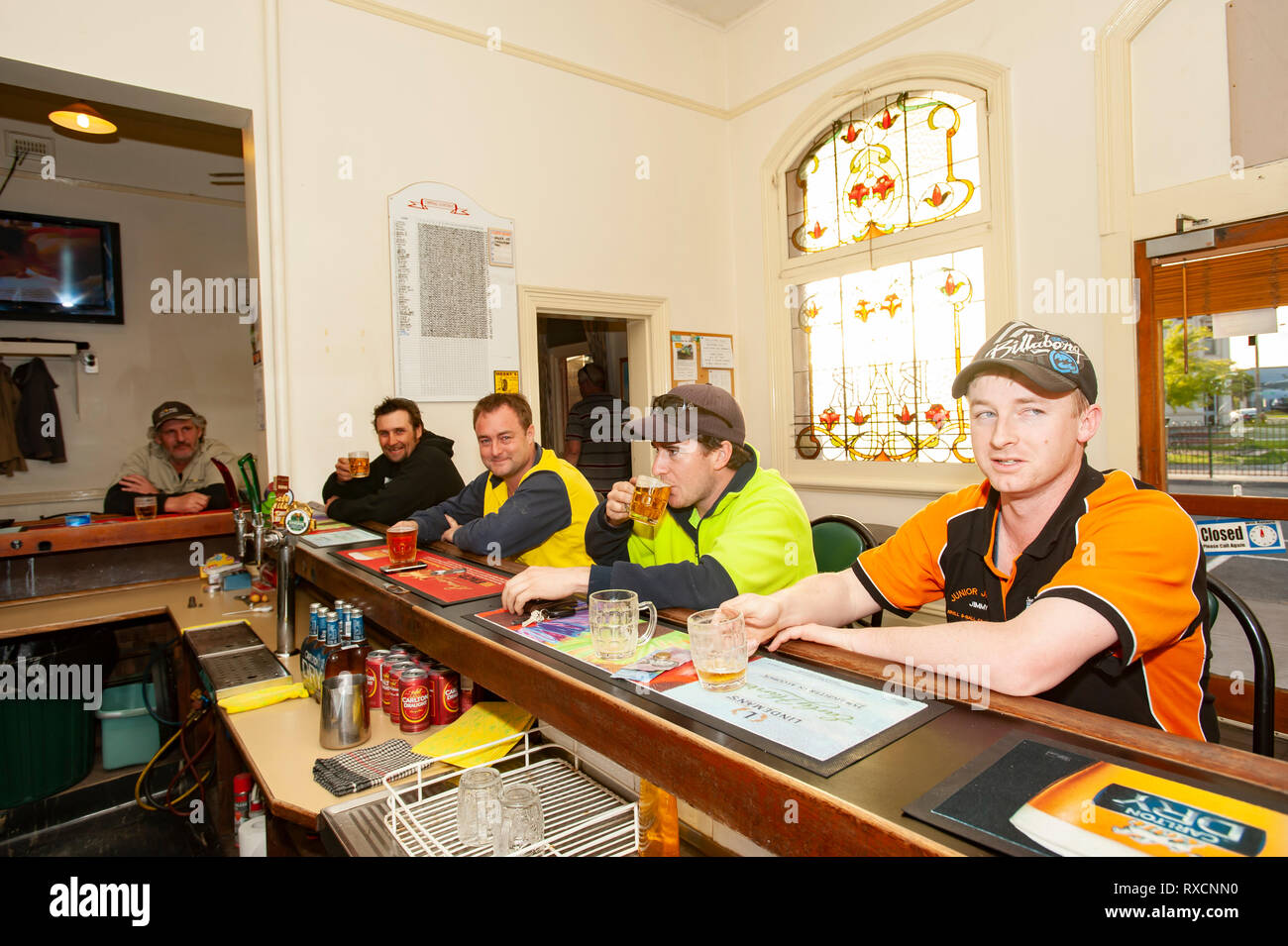 I lavoratori con un drink in un pub dopo il lavoro. Foto Stock