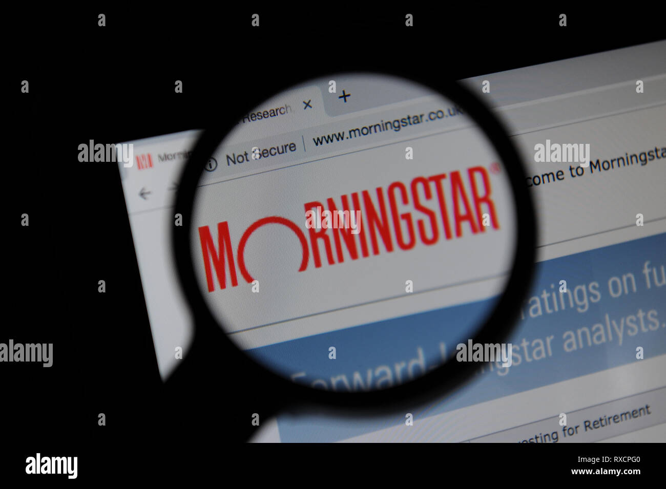 Sito web di Morningstar visto attraverso un vetro magnifyinh Foto Stock