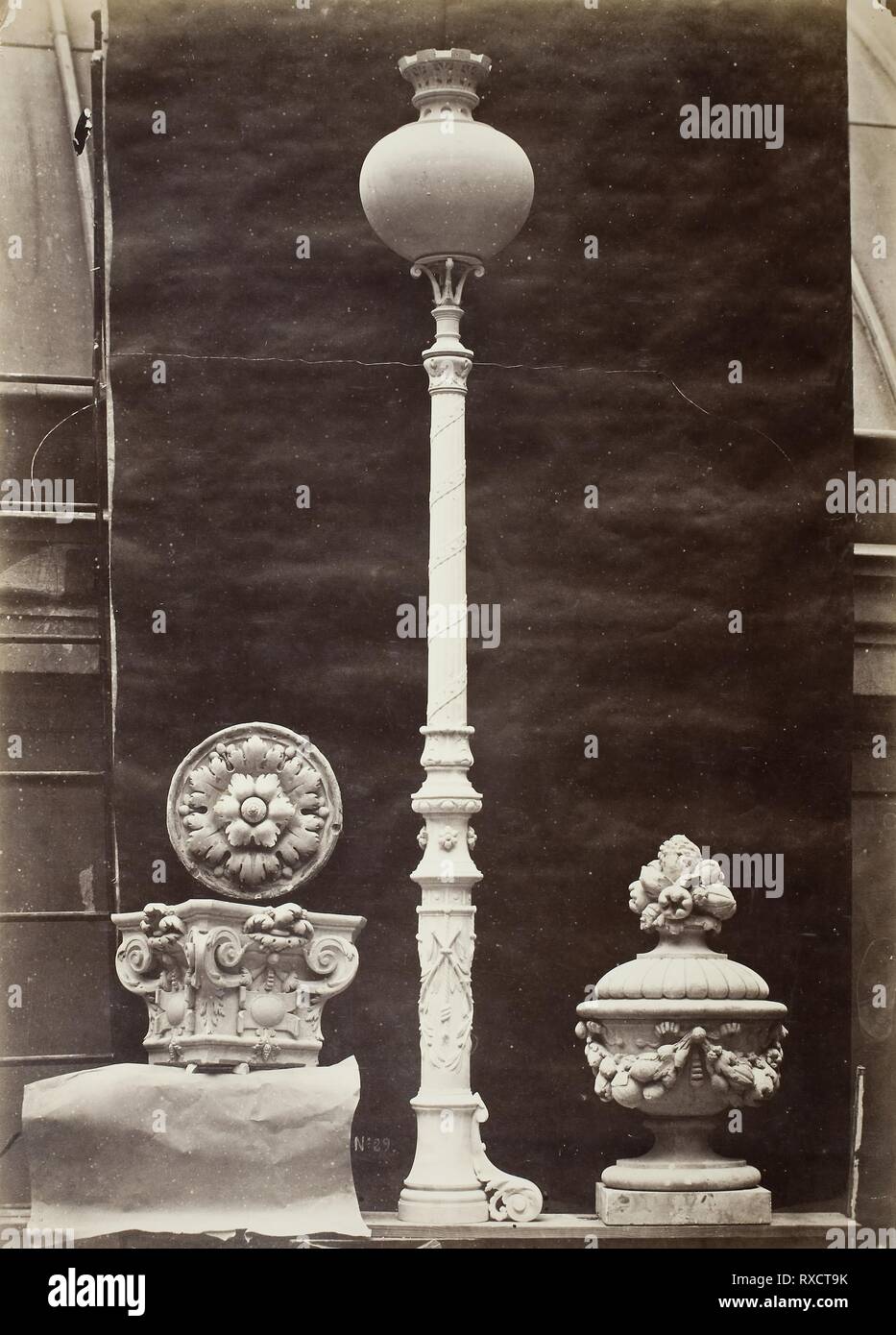 I dettagli interni e candelabri, Théâtre du Vaudeville di Parigi. Louis-Emile Durandelle; francese, 1839-1917. Data: 1869. Dimensioni: 38,7 × 28 cm (immagine/carta); 54,4 × 43,5 cm (mount). Albume stampa. Provenienza: Francia. Museo: Chicago Art Institute. Foto Stock