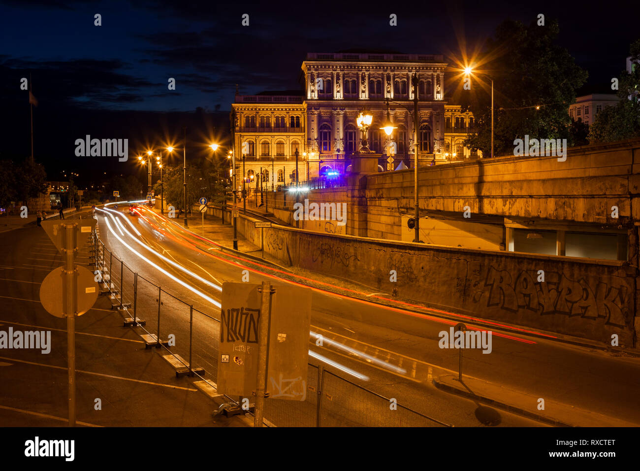 Città di Budapest di notte in Ungheria, sentieri di luce su Antall Jozsef street con illuminata Accademia Ungherese di Scienze (Magyar Tudomanyos Akademia Foto Stock