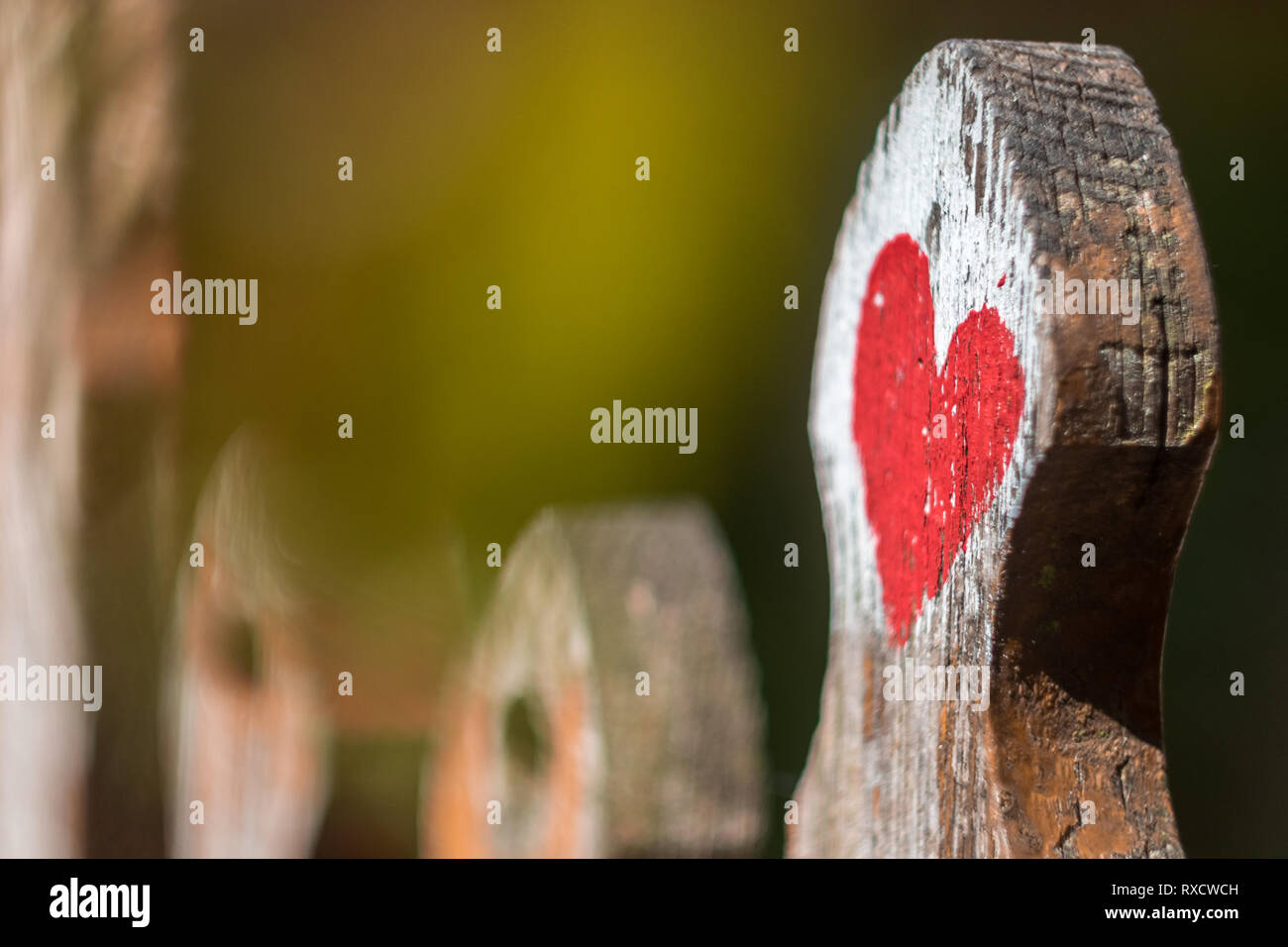 Lieblingszaun, Zaunpfosten mit Herz Bemalung Foto Stock