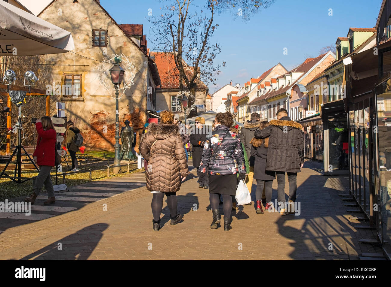 Zagabria, Croazia - 29 dicembre 2018. Persone passeggiare lungo Ulica Ivana Tkalcica, un famoso cibo e bevande street nel centro di Zagabria, durante la Chr Foto Stock