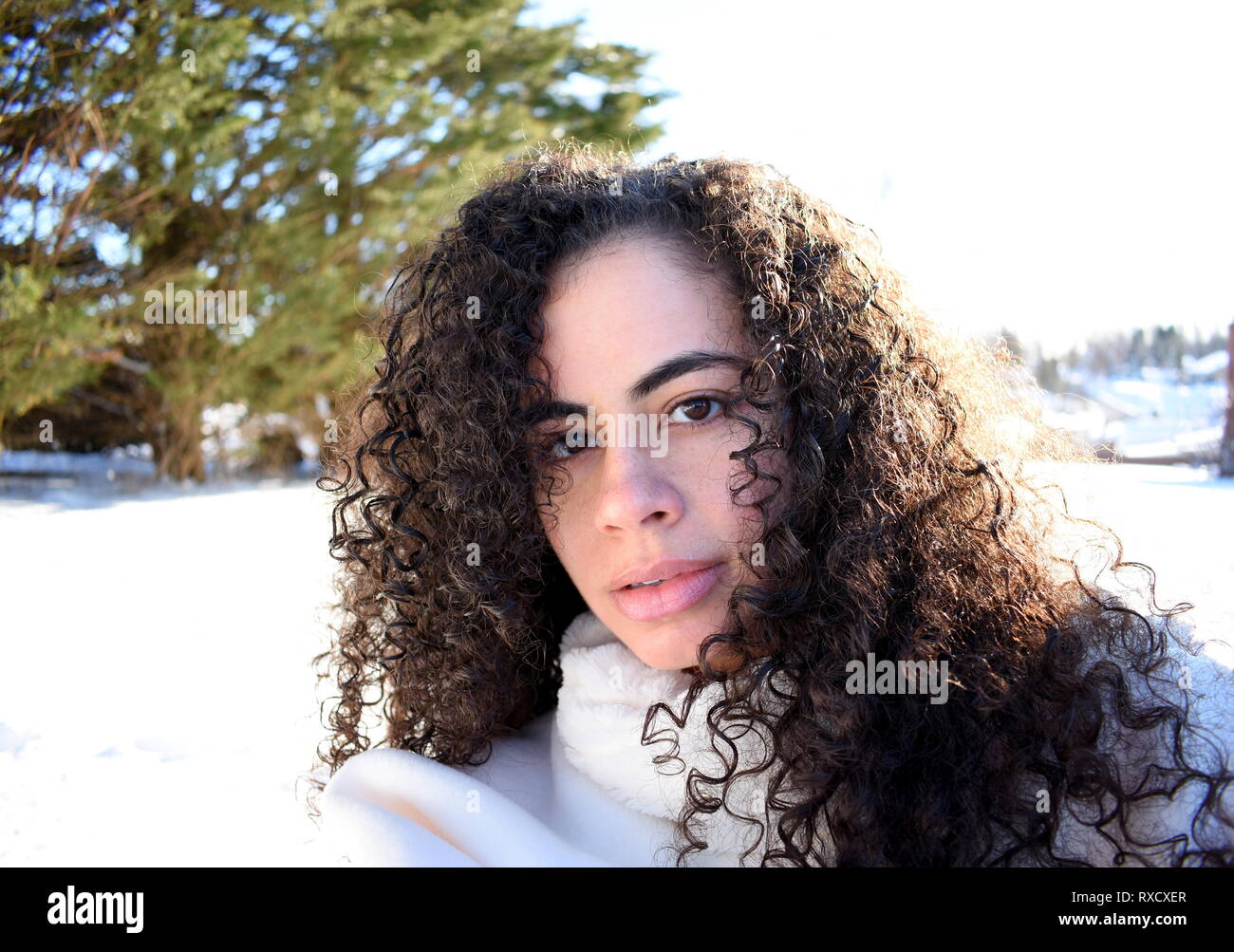 Femmina con i capelli ricci inverno Selfie all'aperto Foto Stock