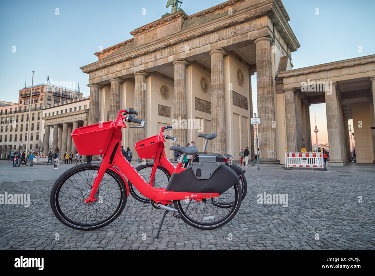 Red jump affitto biciclette a Berlino Foto Stock