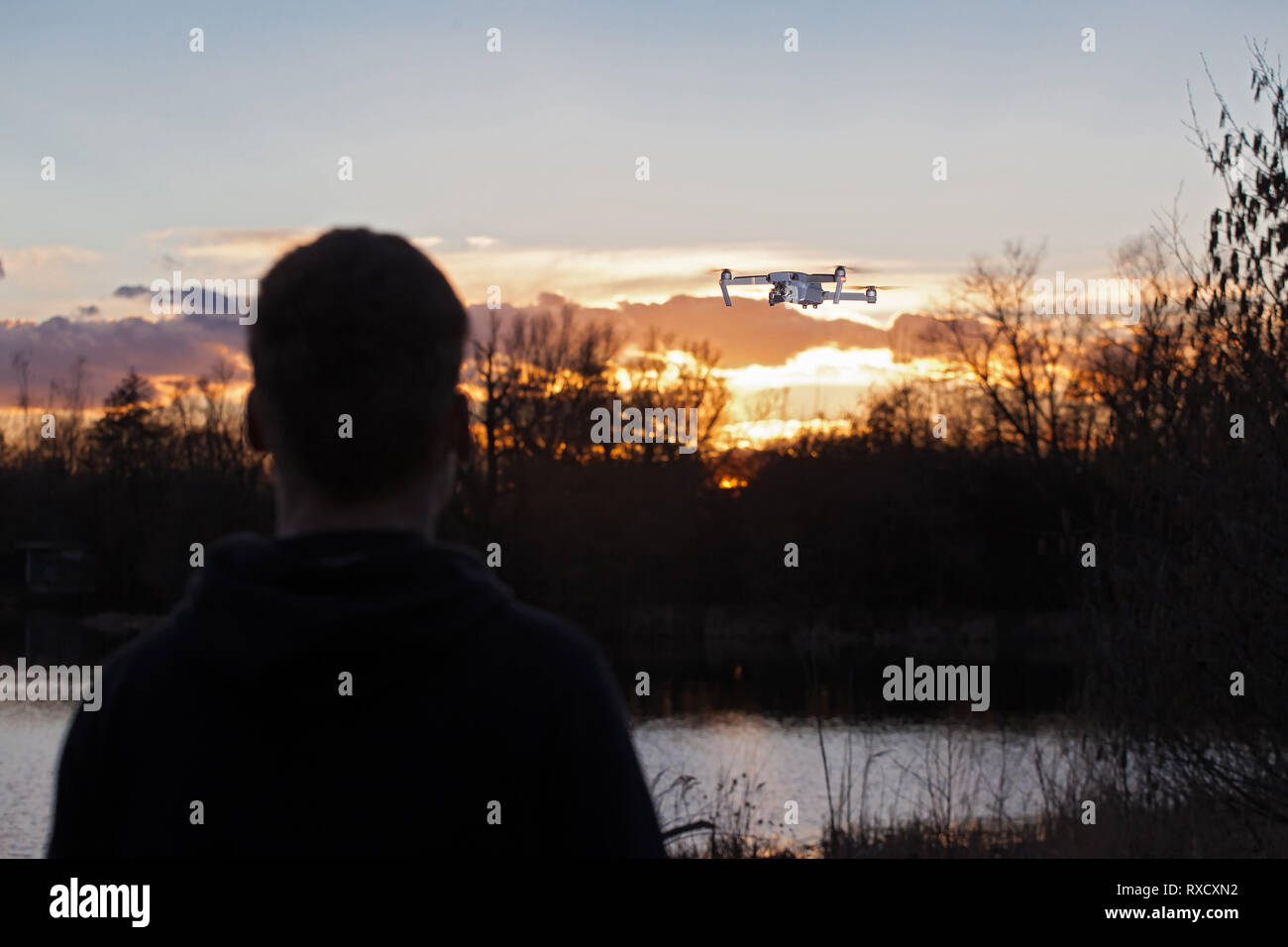 L'uomo controlla il Dron con la fotocamera. (Shallow DOF) Foto Stock