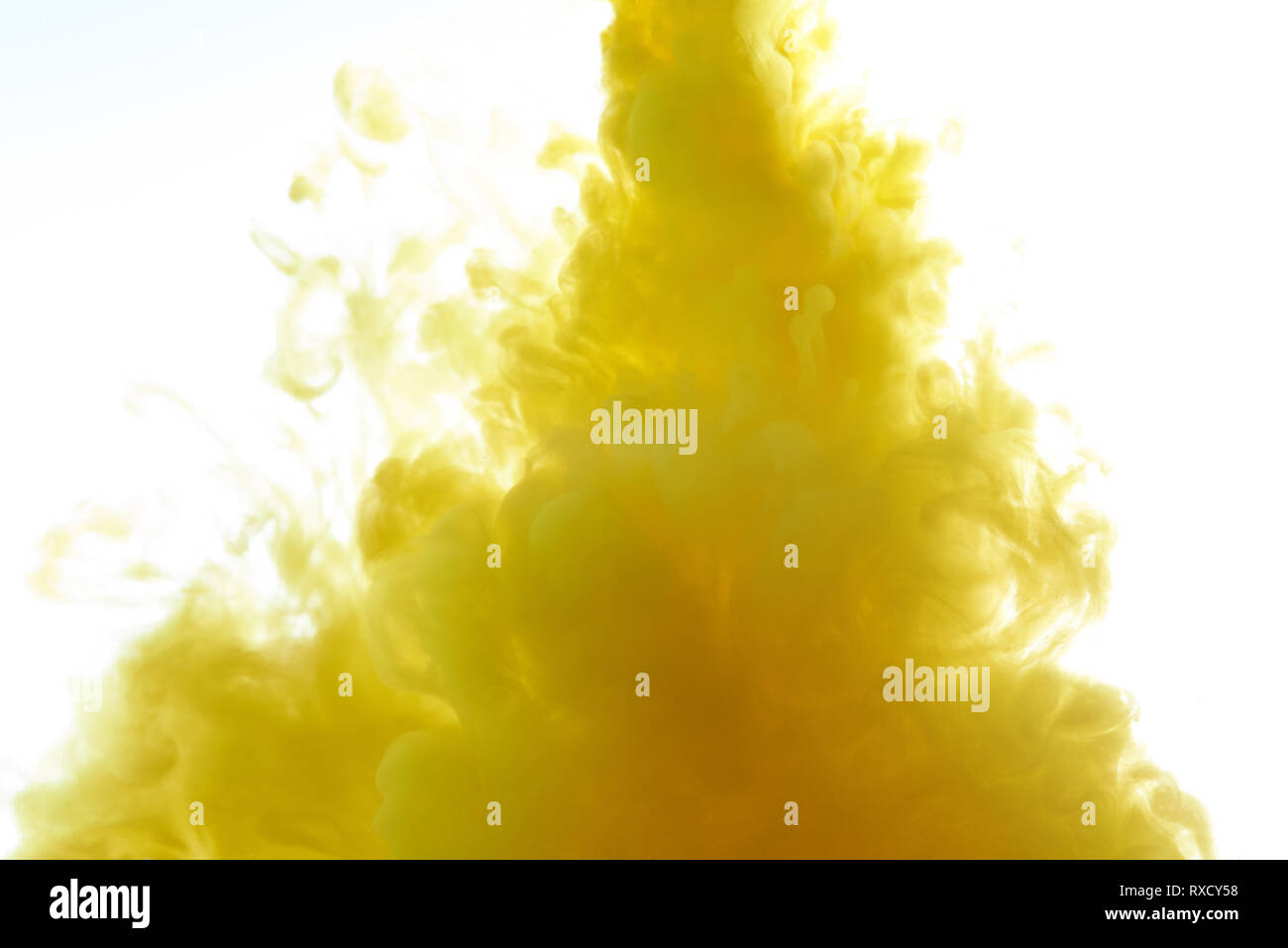 Pigmento Giallo per il flusso di inchiostro isolati su sfondo bianco Foto Stock