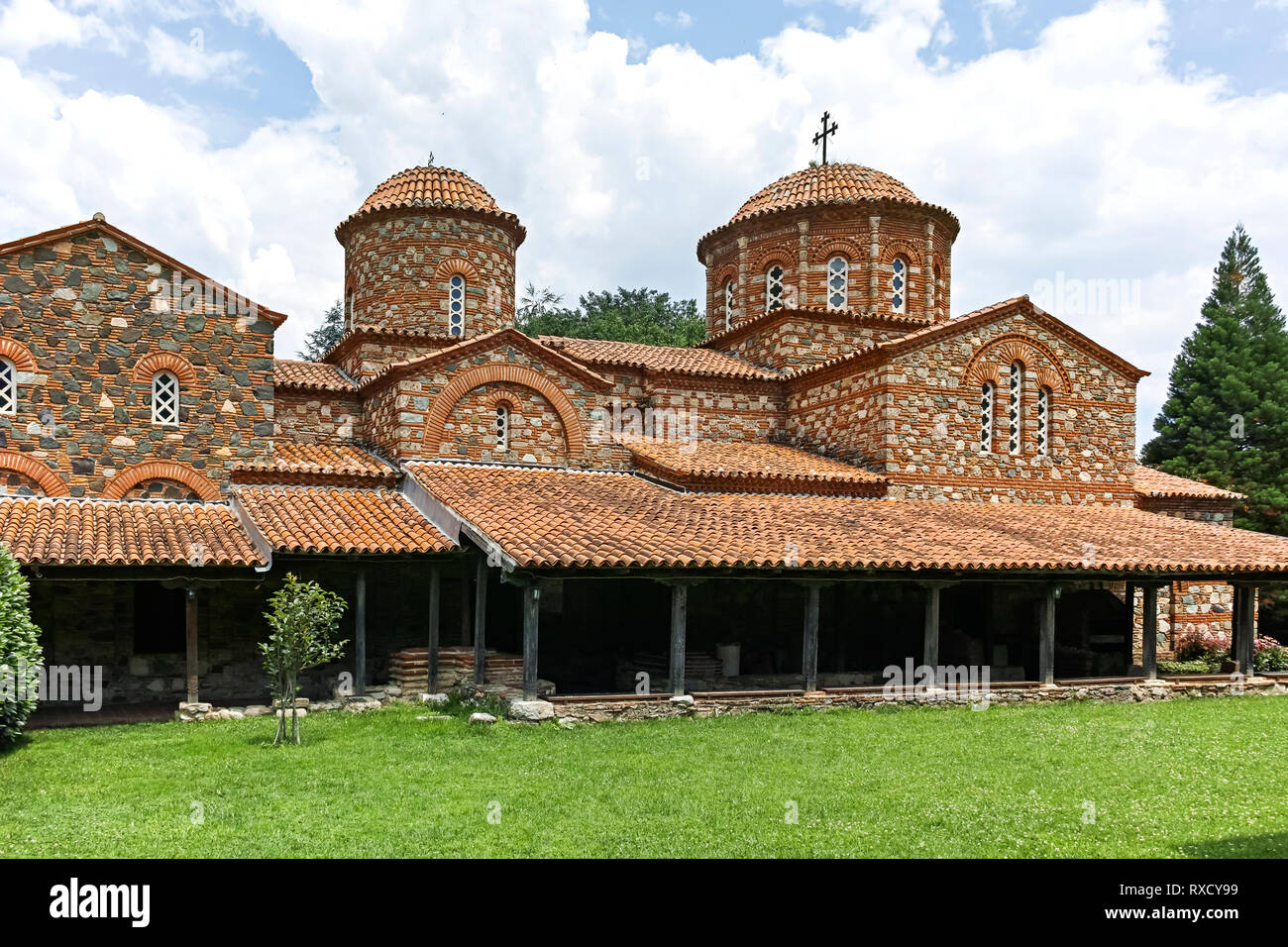 Edificio medievale a Vodoca Monastero Saint Leontius vicino alla città di Strumica, Repubblica di Macedonia del nord Foto Stock