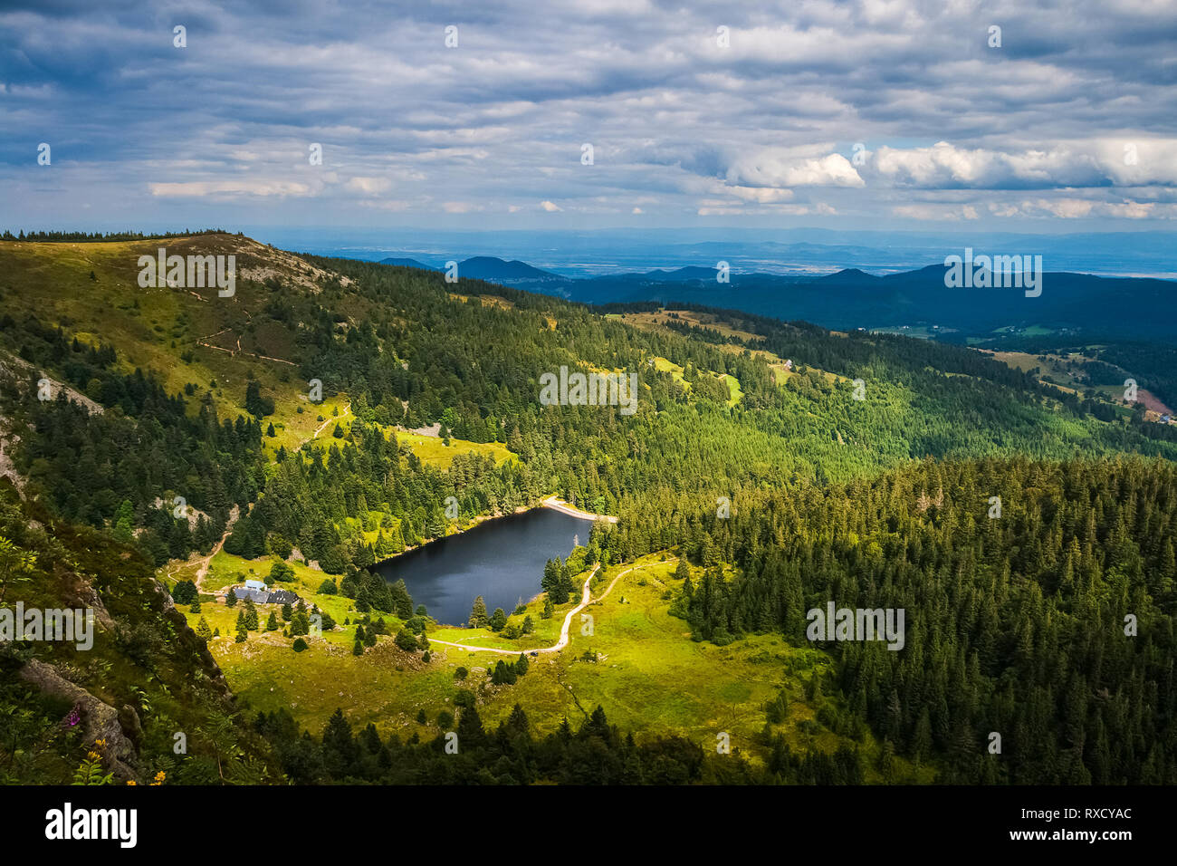 Montagne Vosges estate paesaggio dal Gazon du Faing affacciato al lago Forlet (o "Lac des truites'), Francia. Foto Stock