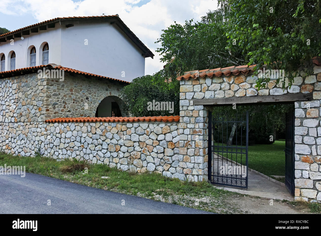 Edificio medievale a Vodoca Monastero Saint Leontius vicino alla città di Strumica, Repubblica di Macedonia del nord Foto Stock