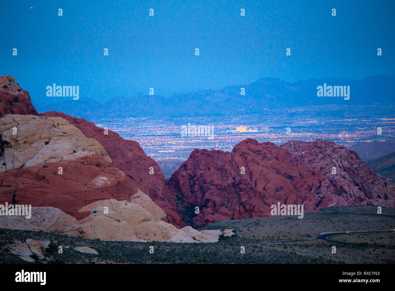 Il Red Rock Canyon in Nevada al tramonto con la luce di Las Vegas si può vedere di seguito Foto Stock