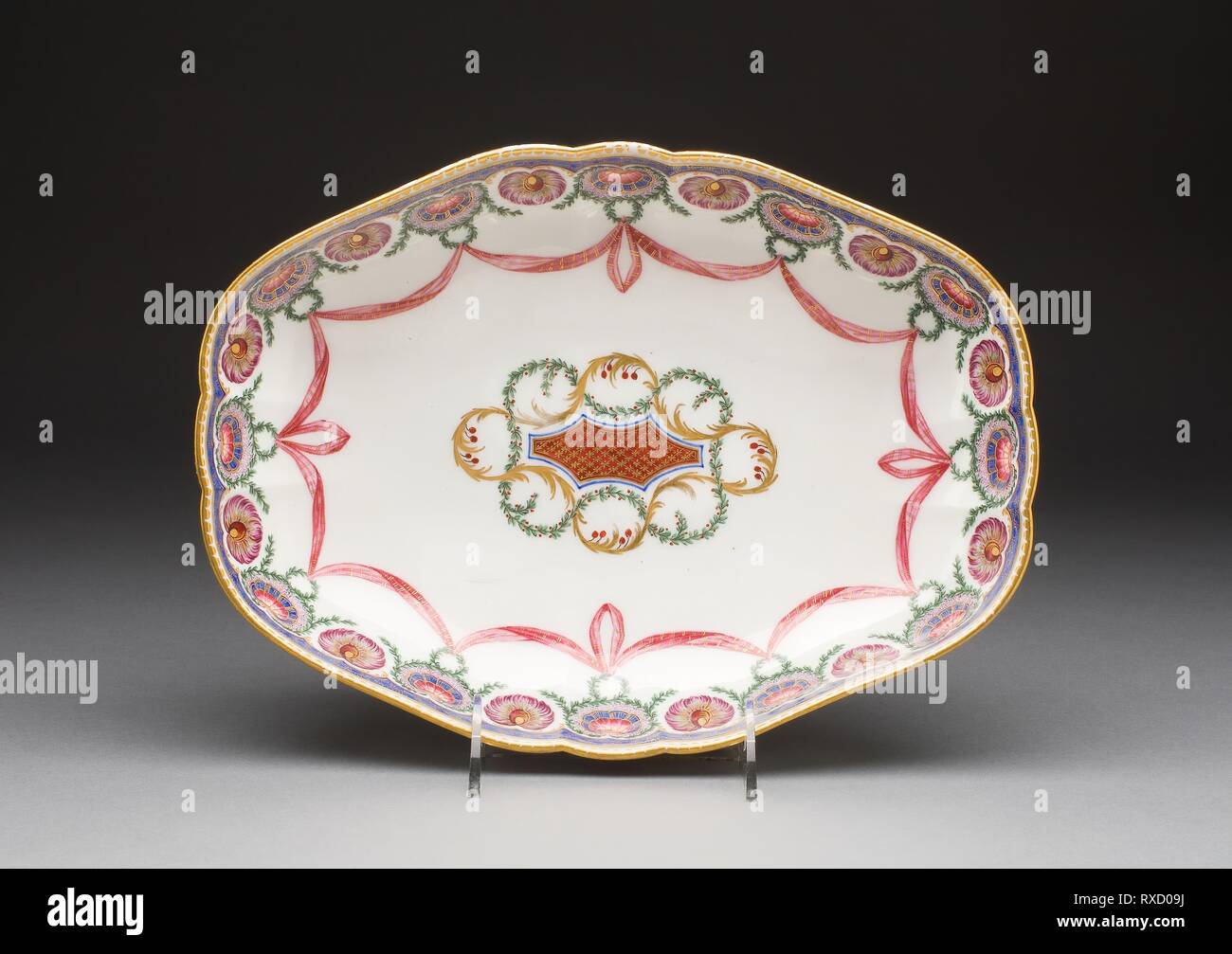 Bacino (Jatte ovale de pot à l'eau). Sèvres manifattura di porcellana; francese, fondata 1740; dipinta da Louis-Jean Thévenet (francese, attivo 1741/45-1777). Data: 1763. Dimensioni: 19,4 x 28,6 cm (7 5/8 x 11 1/4 in.). Soffice pasta di porcellana, smalti policromi, doratura, e dorate-supporti di metallo. Origine: Sèvres. Museo: Chicago Art Institute. Autore: fabbricazione nationale de Sevres. Foto Stock