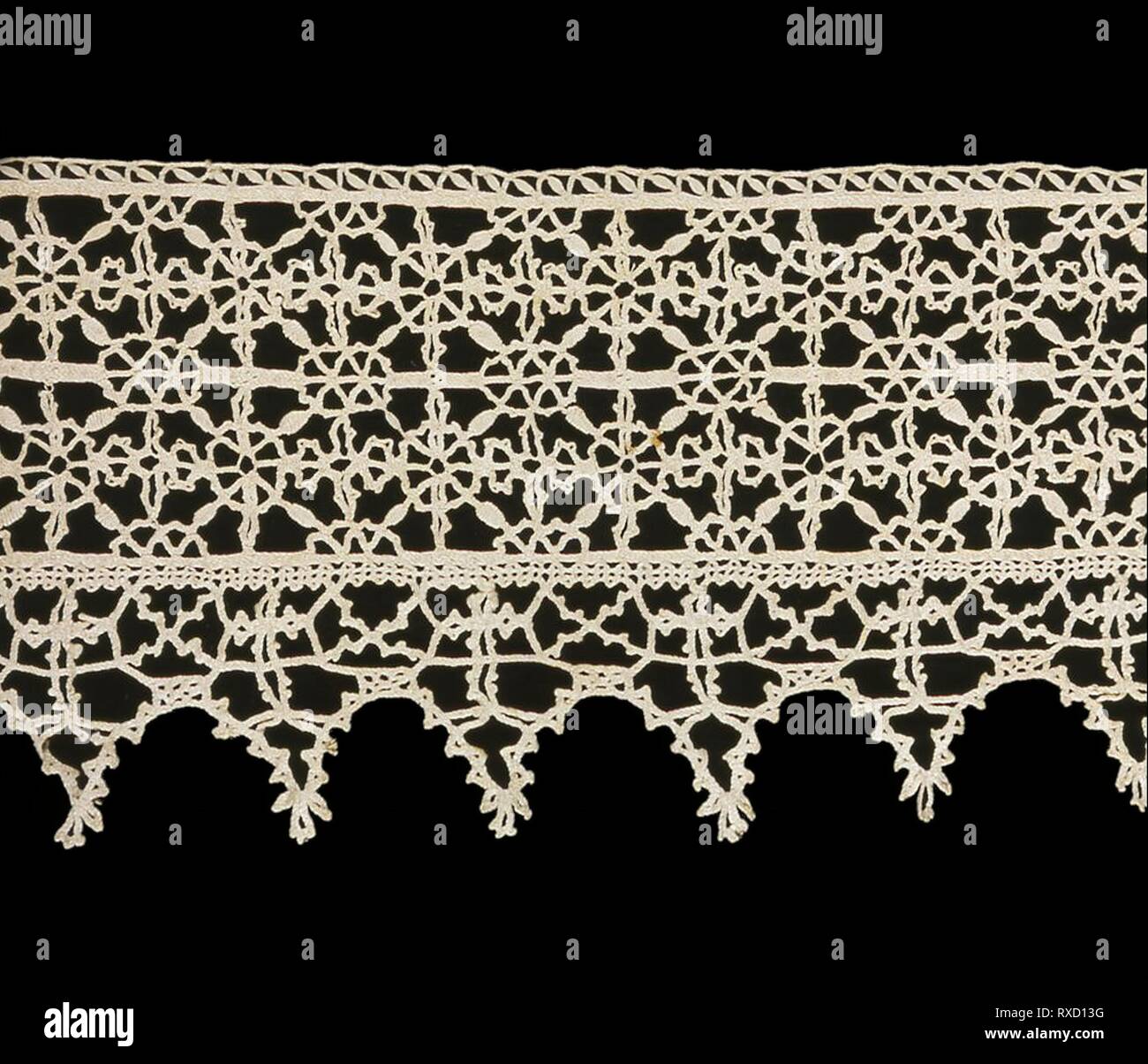 Confine. L'Italia. Data: 1601-1625. Dimensioni: 11,9 × 231.3 cm (4 3/4 x 91 in.) di larghezza ripetere: 24,5 cm (9 3/4 in.) Bordo superiore larghezza ripetere: 3,2 cm (1 1/4 poll.) Bordo superiore Altezza: 3,4 cm (1 1/4 poll.) Punti larghezza ripetere: 3,5 cm (1 3/8 in.) con la voce: .6 cm (1/4 in.). Biancheria, bobina pizzo diritta. Origine: Italia. Museo: Chicago Art Institute. Foto Stock