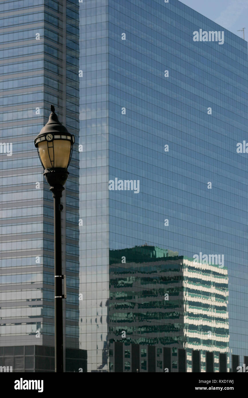 Strada luce visto contro la facciata di edificio moderno in vetro a Newport, NJ, Stati Uniti d'America Foto Stock