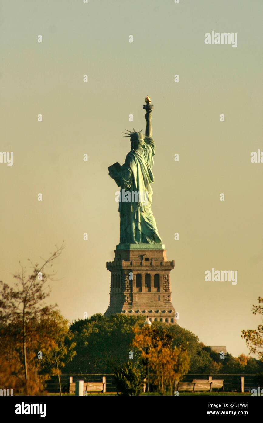 La Statua della Libertà si vede dal Liberty Park di New Jersey, NJ, Stati  Uniti d'America Foto stock - Alamy