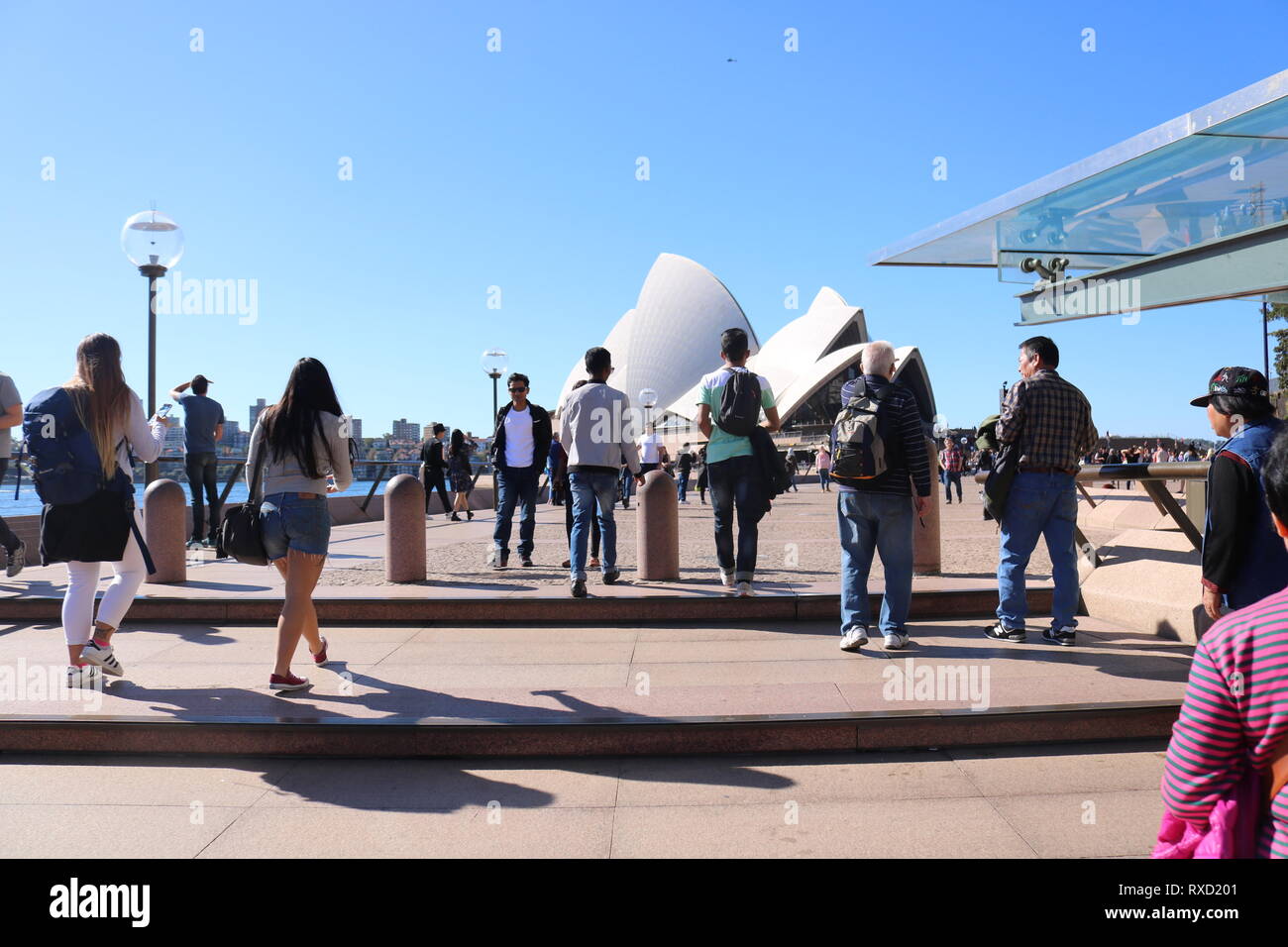 Le persone in cammino verso Sydney Opera House Foto Stock