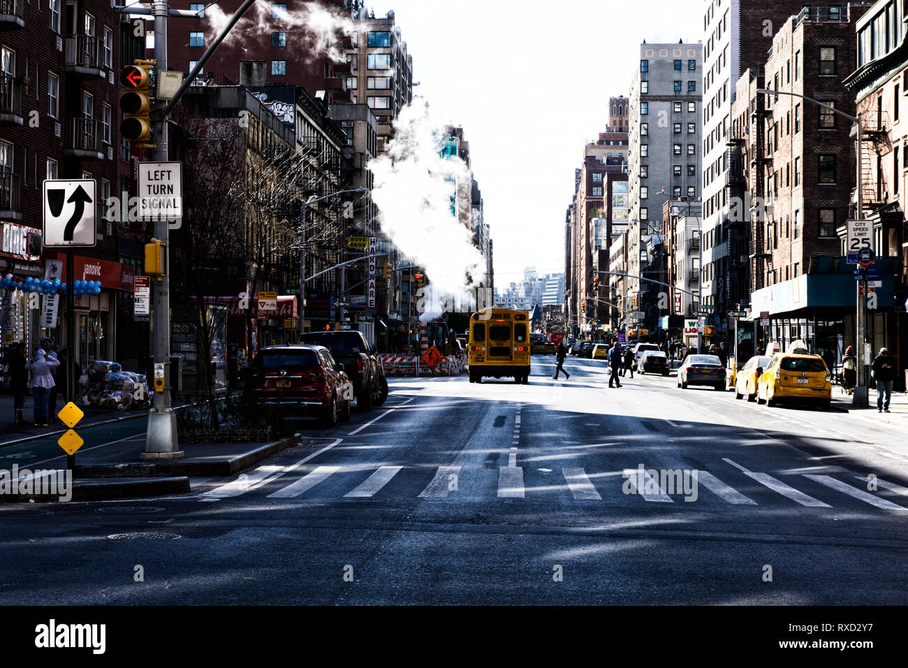 New York, Stati Uniti d'America - Novembre 2018: Manhattan street con fumo e schoolbus Foto Stock