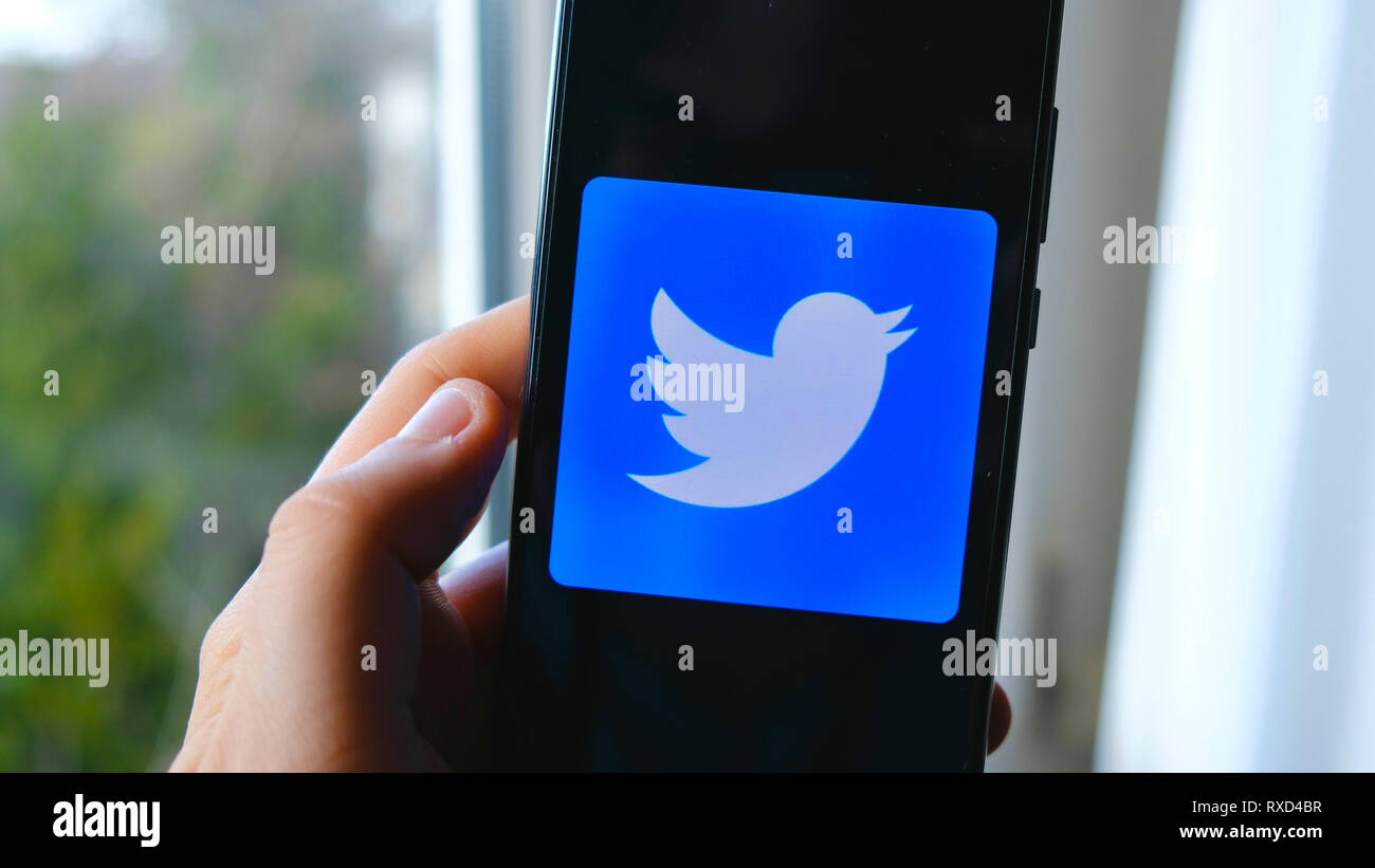 Mano app Twitter per smartphone di simbolo Foto Stock