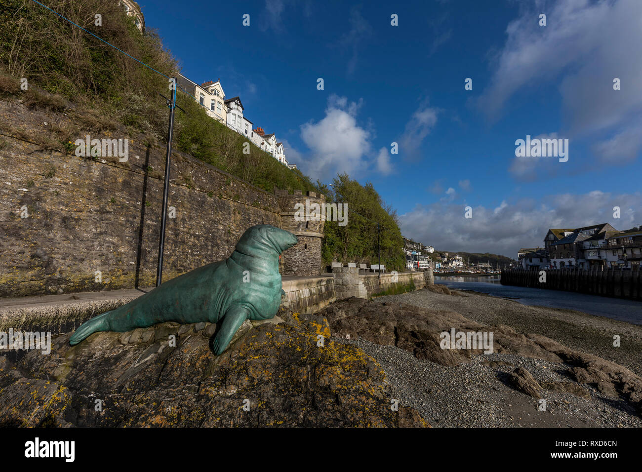 Looe; sigillare la scultura; Cornovaglia; Regno Unito Foto Stock