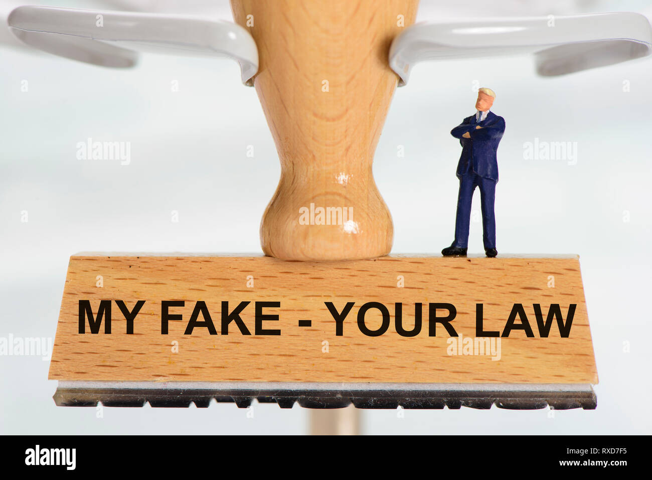 Il mio fake - la tua legge stampato sul timbro di gomma Foto Stock