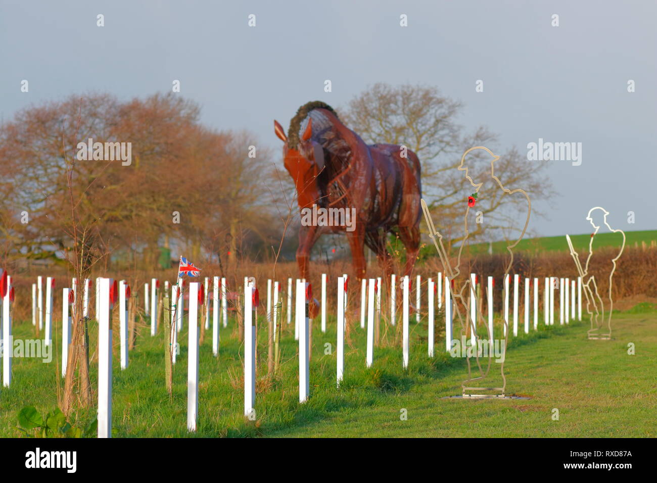 War Horse War Memorial presso il Mulino stagno Prato bosco commemorativa in Featherstone, con il nuovo "C ma non c'e' Tommy silhouette. Foto Stock