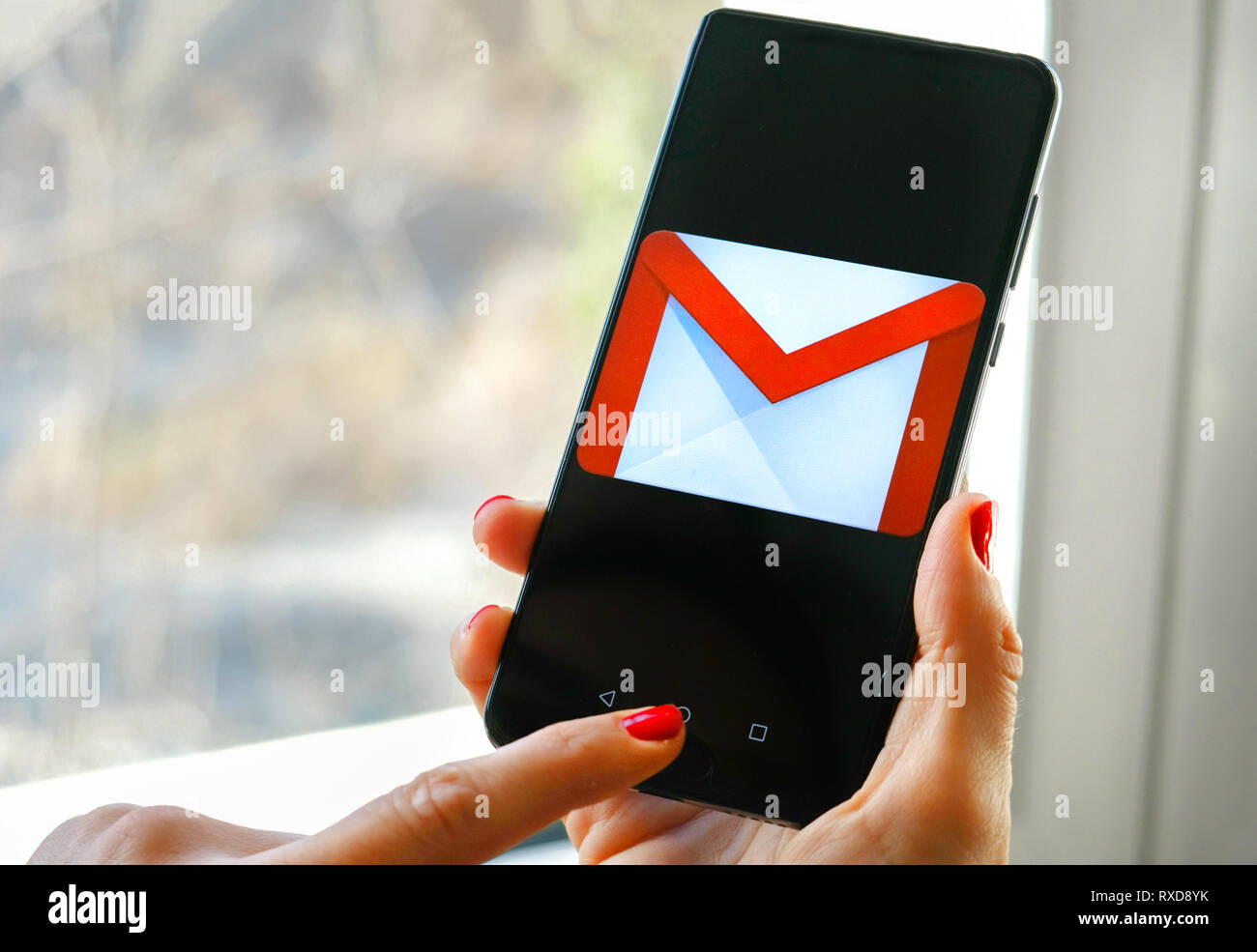 Controllo manuale dei messaggi di posta elettronica Gmail app da Google sullo smartphone Foto Stock