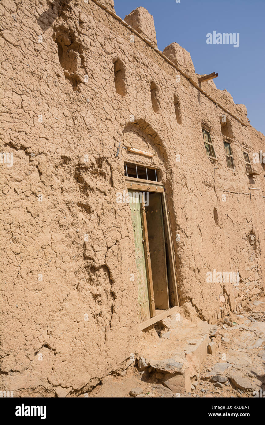 Vicolo tra le case di fango del vecchio villaggio di Al Hamra (Oman) Foto Stock