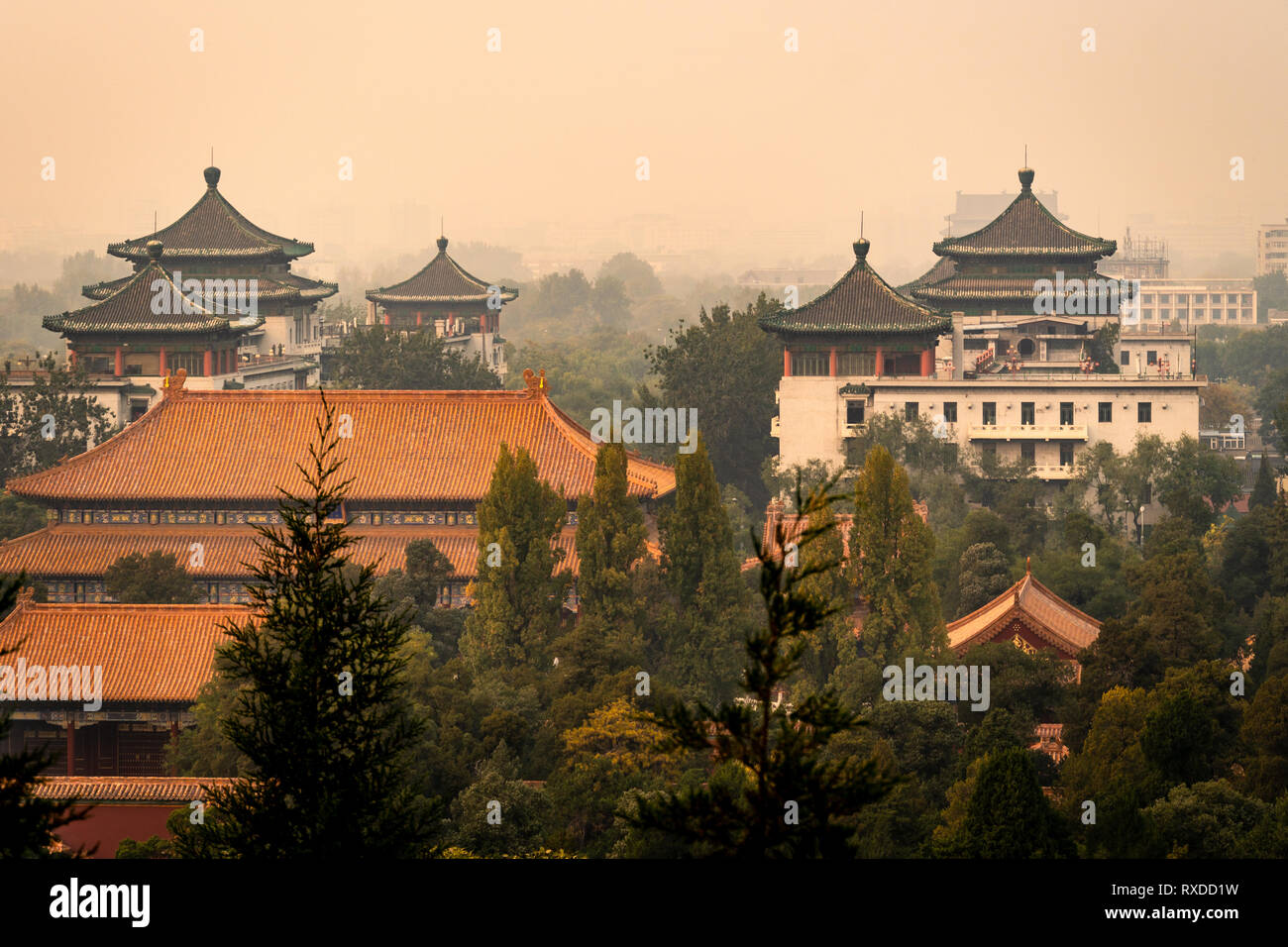 Pechino architettura tradizionale vista dal Parco Jingshan nella città vecchia di Cina città capitale Foto Stock
