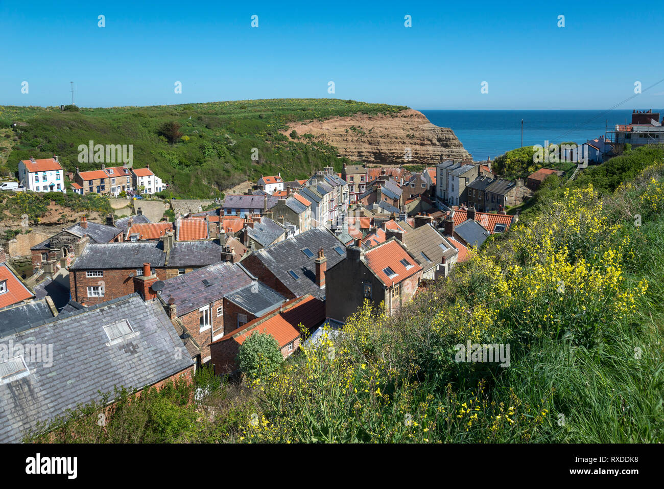 Il pittoresco villaggio costiero di Staithes, North Yorkshire, Inghilterra. Guardando verso il basso sulla cottages da Staithes Beck e Cowbar Nab. Foto Stock